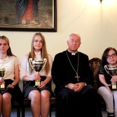 Od lewej: Aleksandra Supeł, Anita Łabedowska, bp Andrzej F. Dziuba i Izabela Andrzejczyk