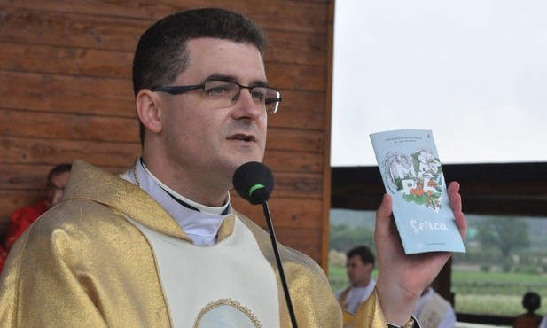 Ks. Tomasz Rąpała, ojciec duchowny WSD w Tarnowie, omawia list biskupa tarnowskiego do młodych "Mapa serca"