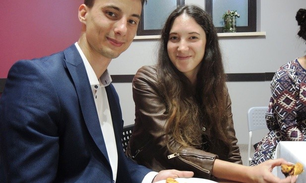 Monika Adamus i Kamil Papiernik nie są jeszcze narzeczonymi, ale uważnie przysłuchiwali się spotkaniom tygodnia za powołanych do małżeństwa