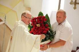 Ks. Józef Górecki otrzymał 50 róż symbolizujących 50 lat kapłaństwa
