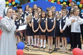 Najmłodsi uczniowie szkół ZCBM z siostrą dyrektor Danutą Domszy