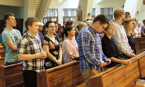Wspólna modlitwa uwielbienia poprzedziła konferencję Sonji Corbitt