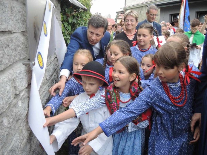 Najmłodsi z Markiem Michalakiem odsłonili tablicę upamiętniającą 50-lecie Orderu Uśmiechu