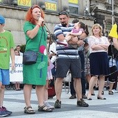 Magda i Paweł Sadlikowie z dziećmi dzielili się swoim świadectwem na pl. Chrobrego w Bielsku-Białej.