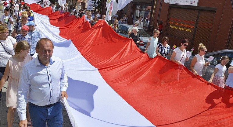 W czasie tegorocznego marszu podkreślano wątki patriotyczne, w nawiązaniu do 100. rocznicy odzyskania przez Polskę niepodległości