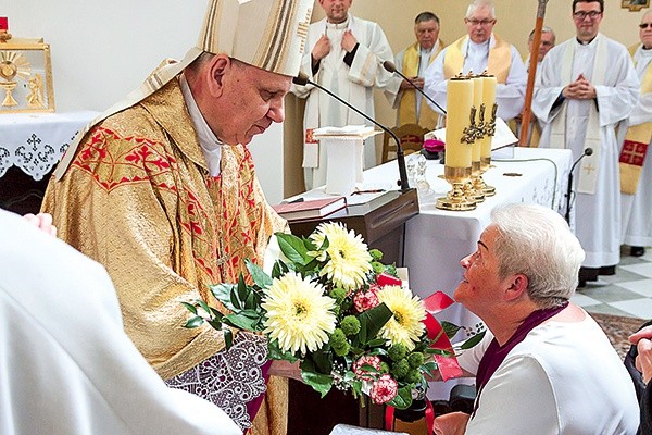 ▲	Biskup Jan Kopiec odbiera kwiaty od pensjonariuszy ośrodka.