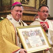 Dyplom przyjęcia do konfraterni abp Józef Kupny otrzymał od generała zakonu paulinów o. Arnolda Chrapkowskiego.