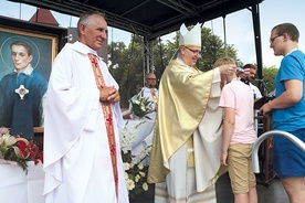 Uczestnikom pielgrzymki towarzyszyły relikwie patrona dzieci i młodzieży, głównego patrona diecezji płockiej.