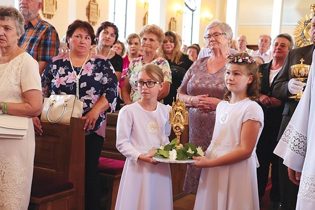 W czasie Sumy odpustowej, w darze ołtarza dzieci komunijne złożyły relikwie św. s. Faustyny.