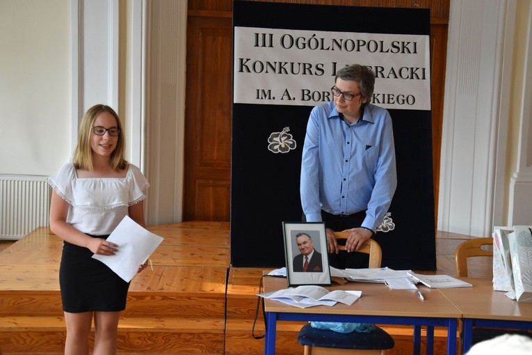 Wielką niespodzianką okazała się laureatka trzeciej nagrody, 16-letnia Patrycja Napiórkowska (na zdjęciu z Piotrem Kaszubowskim, prezesem TPZP)