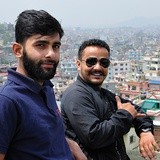Nabin i Sujan (z prawej)  na tle panoramy Katmandu.