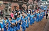 Kolorowe stroje, muzyka i śpiewy, czyli święto Newarów, rdzennej ludności Nepalu.