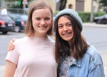 Hania (z lewej) i Karolina zachęcają do poznania historii osób bezdomnych na ich blogu