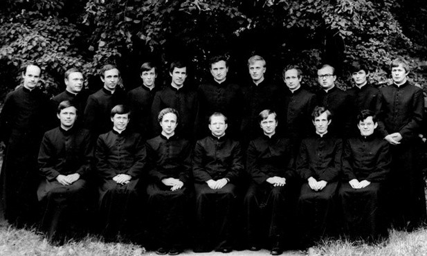 Rok 1977, dziedziniec WSD w Sandomierzu. Obecni rubinowi jubilaci, wtedy alumni, z ks. Stefanem Siczkiem, ojcem duchownym, późniejszym biskupem pomocniczym radomskim (w dolnym rzędzie w środku)