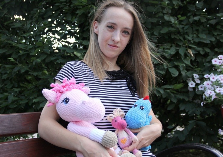 Natalia Pęszyńska robi na szydełku zabawki dla swojej córki. Teraz podzieli się nimi z dziećmi z Afryki.