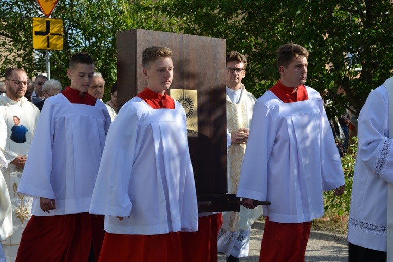 Ministranci ponieśli obraz i relikwie w procesji przed Mszą św.