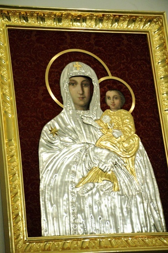 Poświęcenie nowej sukienki na odnalezionym obrazie Matki Bożej Śnieżnej