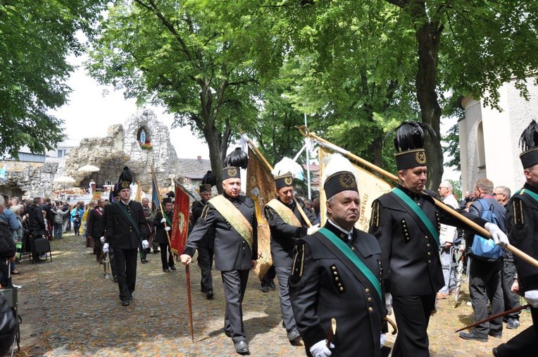 Mężczyźni i młodzieńcy na Górze Świętej Anny