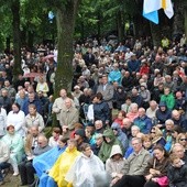 Mężczyźni i młodzieńcy na Górze Świętej Anny