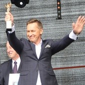 Waldemar Dolecki ze statuetką Radomskiej Nagrody Kulturalnej