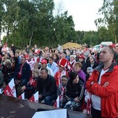 Proboszcz ks. Rafał Babicki (po prawej w czerwonej kurtce) i parafianie oglądali mecz Polaków