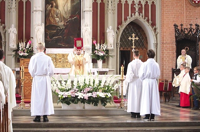 	Sympozjum poprzedziła Msza św. w katedrze św. Jana Ewangelisty w Kwidzynie. Eucharystii przewodniczył bp Jacek Jezierski, a uczestniczyli w niej kanonicy Kwidzyńskiej Kapituły Katedralnej.