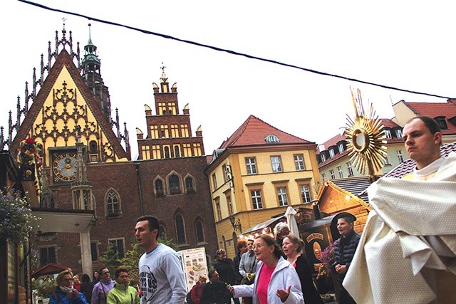 	Ponad 200 osób wzięło udział w procesji ewangelizacyjnej, która przeszła m.in. przez wrocławski rynek. Modlący się, głośno śpiewający ludzie byli wręcz zjawiskiem dla przechodniów i klientów ogródków restauracyjnych.
