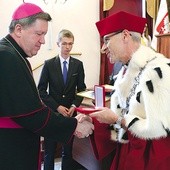 Arcybiskup Kupny, czyli Wielki Kanclerz PWT, otrzymuje specjalny Złoty Medal PWT.