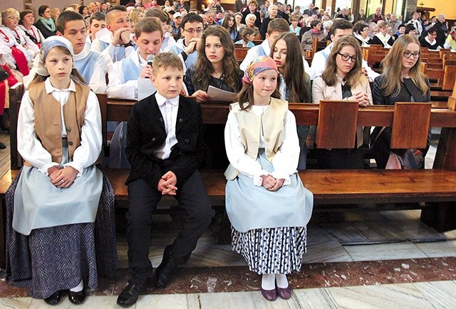 ▼	Najmłodsi i młodzi parafianie angażują się w przygotowanie comiesięcznych czuwań fatimskich. 