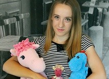 Natalia Pęszyńska robi na szydełku zabawki dla swojej córki. Teraz podzieli się nimi z dziećmi z Czarnego Lądu. 