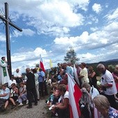 Nabożeństwo przy krzyżu na Buczniku w Piwnicznej jako żywo przypomina czas misyjnego budzenia sumień i poczucia narodowej tożsamości.