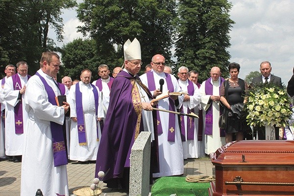Uroczystościom żałobnym przewodniczył biskup gliwicki.
