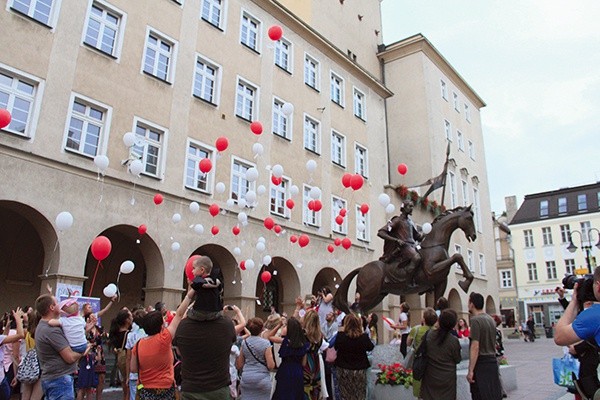 Baloniki z życzeniami  dla Polski pofrunęły  w górę.
