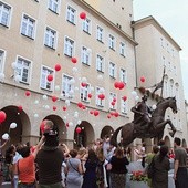 Baloniki z życzeniami  dla Polski pofrunęły  w górę.
