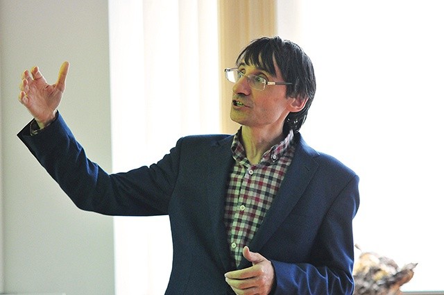 Prof. Jacek Wojtysiak podczas wykładu.
