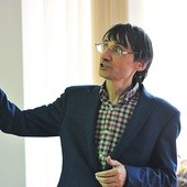 Prof. Jacek Wojtysiak podczas wykładu.