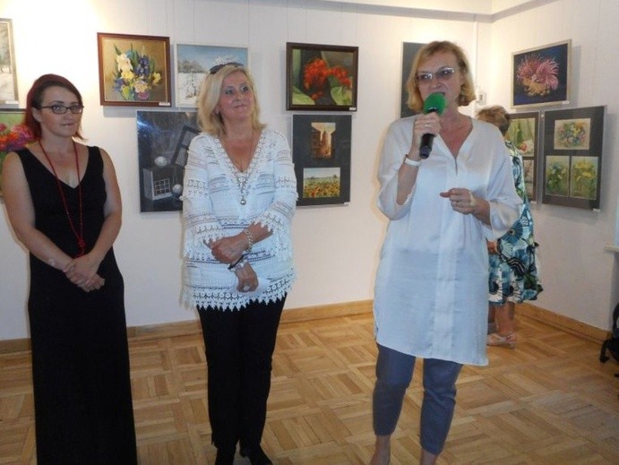 Elżbieta Raczkowska (w środku) podczas otwarcia wystawy w Bibliotece. Z prawej Anna Skubisz-Szymanowska, dyrektor placówki