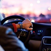 Co sprawia, że ludzie zasypiają za kierownicą i są mniej uważni?