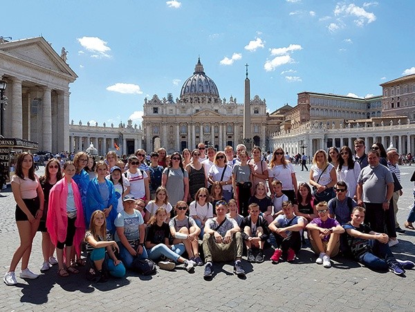 Na placu św. Piotra młodzi uczestniczyli w audiencji papieża Franciszka.