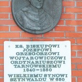 Urodzony w podtarnowskim Szynwałdzie  bp Grzegorz Wojtarowicz ma przed kościołem w rodzinnej  miejscowości kapliczkę z pamiątkowym medalionem  i tablicą.