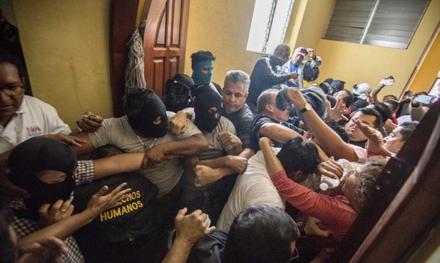 Nuncjusz i biskupi pobici przez proprezydenckich bojówkarzy w Nikaragui
