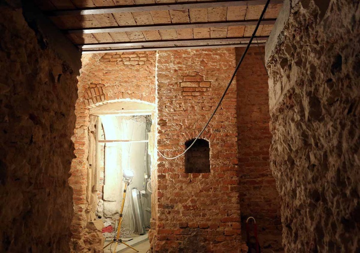 Prace renowacyjne w krypcie pod kościołem pijarów w Krakowie