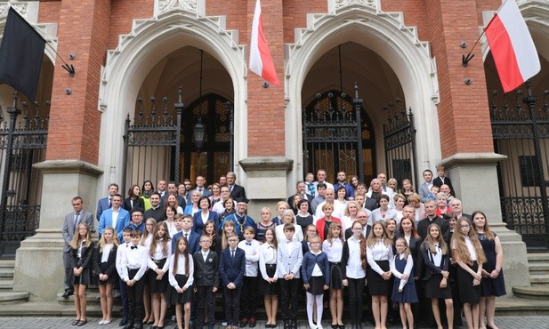 Uczniowie z rodzicami i nauczycielami przed Collegium Novum w Krakowie