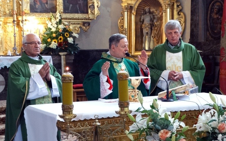 Eucharystię z bp. Henrykiem Tomasikiem celebrują (od lewej): ks. Adam Radzimiński i ks. Jan Podsiadło