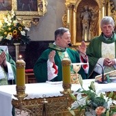 Eucharystię z bp. Henrykiem Tomasikiem celebrują (od lewej): ks. Adam Radzimiński i ks. Jan Podsiadło