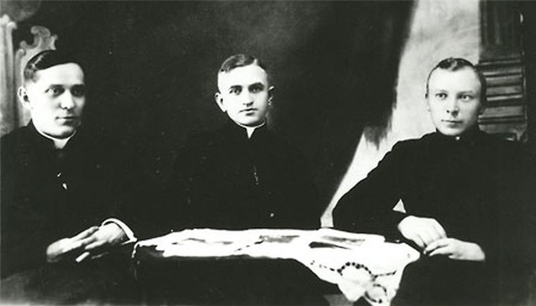 Ks. Stefan Wyszyński (z prawej) ze swym przyjacielem ks. Zdzisławem Ochalskim (w środku), którego odwiedzał w Wąwolnicy