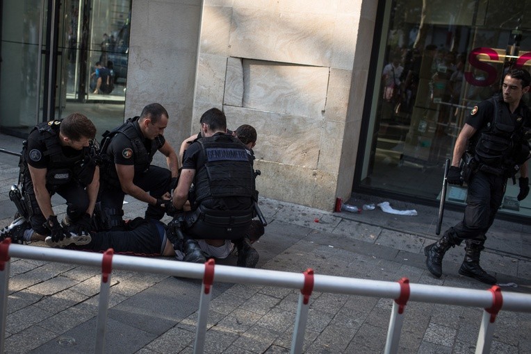Francja: Niemal 300 osób zatrzymano w różnych miastach