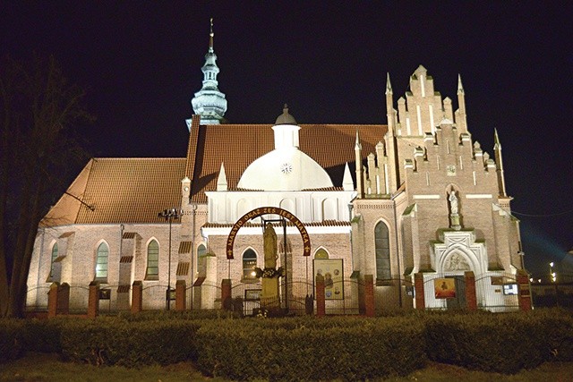 Kościół św. Katarzyny od strony ul. Żeromskiego w wieczornej iluminacji.