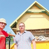 ▲	Robert Tracz (z lewej) i Marek Podraza na tle zmieniającego całkowicie oblicze nowego domu rodziny.
