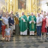 Ubiegłoroczni pielgrzymi w skaryszewskim kościele z ks. Gabrielem Marciniakiem (z lewej) i ks. Dariuszem Skrokiem